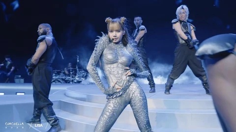 Lisa xuất hiện xinh đẹp trên sân khấu nhưng lộ điểm yếu ở giọng hát. Ảnh Coachella