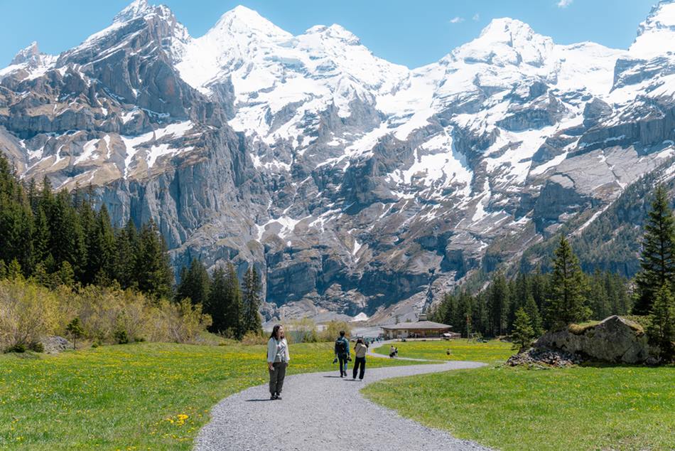 Khách Việt du lịch Thụy Sĩ. Ảnh: Thùy Tiên