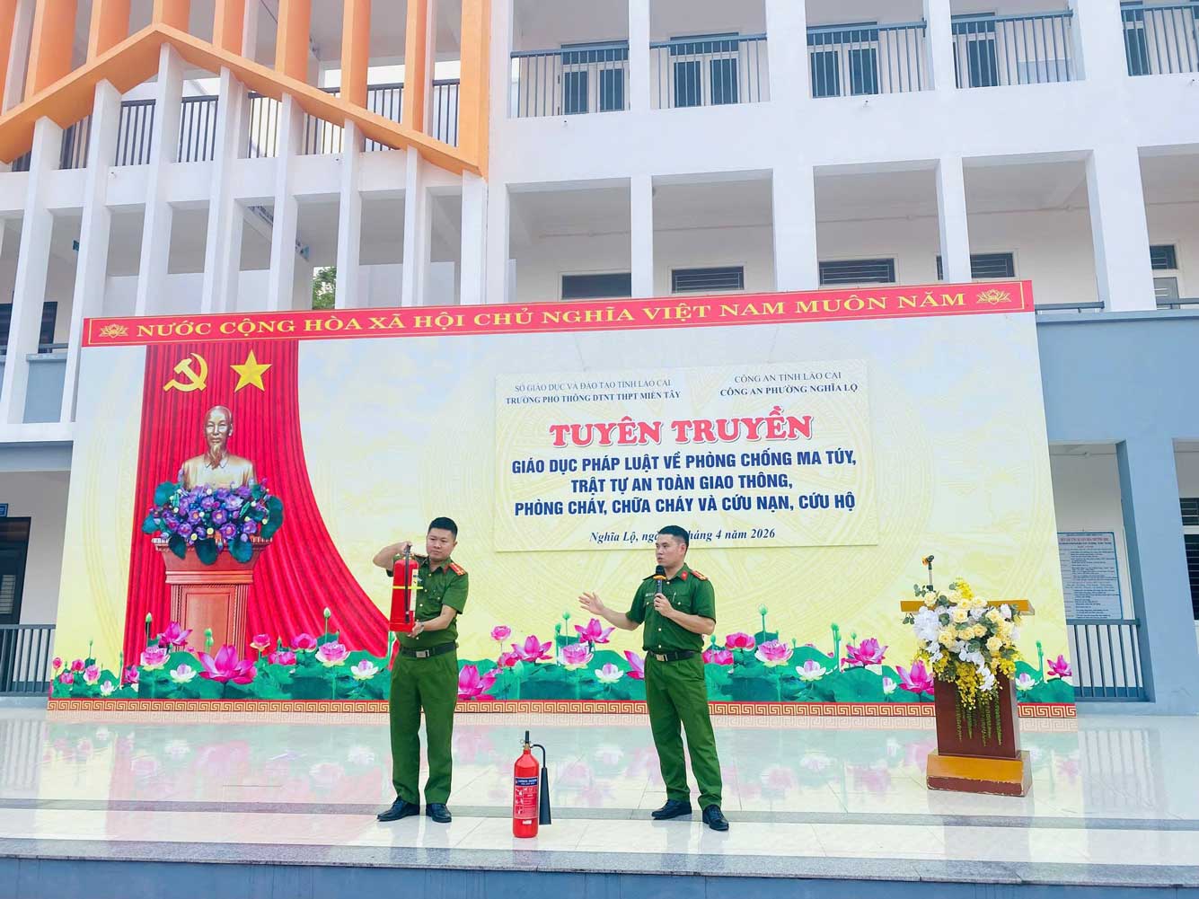 Công an phường hướng dẫn kỹ năng phòng cháy, chữa cháy cho học sinh.