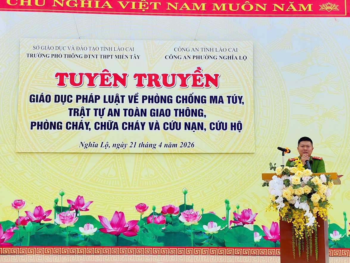 Cán bộ công an truyền đạt nội dung pháp luật tại buổi tuyên truyền cho học sinh.