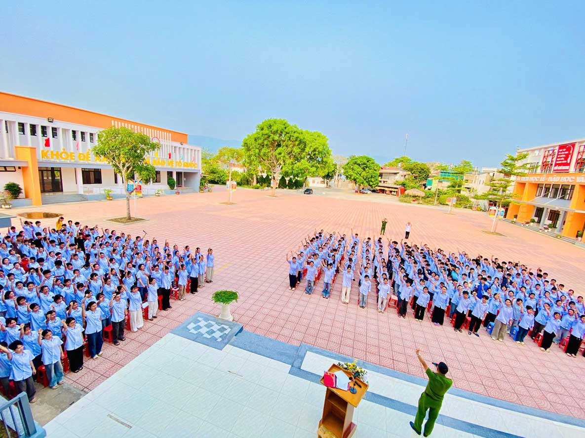 Đông đảo học sinh tham gia buổi tuyên truyền pháp luật tại trường. Ảnh: Trường PTDTNT THPT Miền Tây 