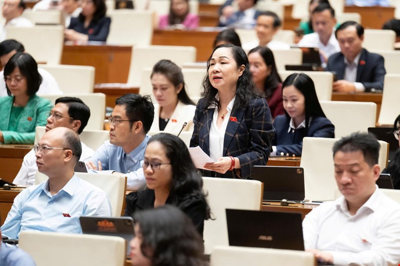 La députée de l'Assemblée nationale Trịnh Thúy Mùi (délégation de Đồng Tháp) a partagé que de nombreux artistes émérites et artistes du peuple ont abandonné leur métier et sont allés exercer un autre métier indépendant. Photo: Quochoi. vn