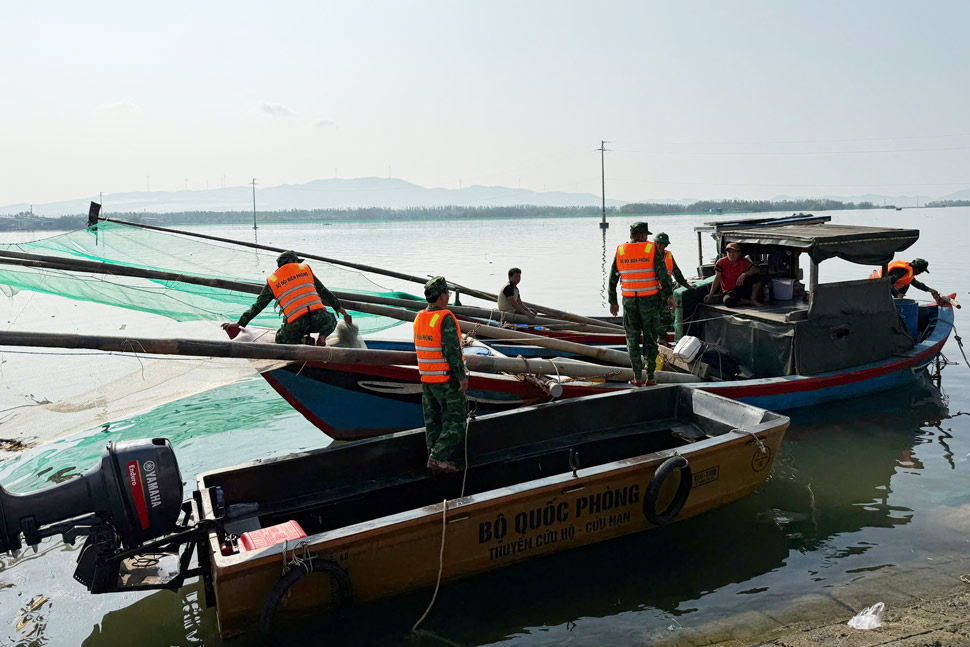 Functional forces caught 3 fishing boats using electric shocks to exploit aquatic products in Thi Nai lagoon (Gia Lai). Photo: Cong Cuong