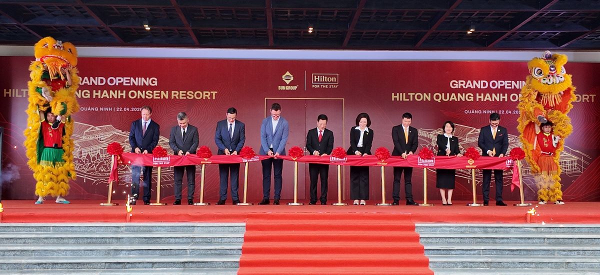 Các đại biểu cắt băng khai trương Hilton Quang Hanh Onsen Resort, phường Quang Hanh, tỉnh Quảng Ninh. Ảnh: Nguyễn Hùng