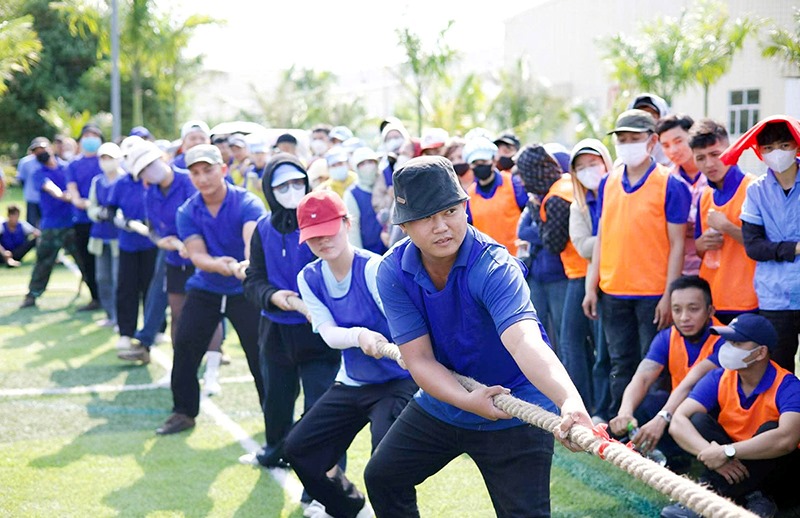 The tug-of-war competition at the sports festival was dramatic and attractive. Photo: Dang Khoi