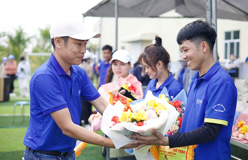 Trao giải cho các đội tham gia Hội thao. Ảnh: Đăng Khôi