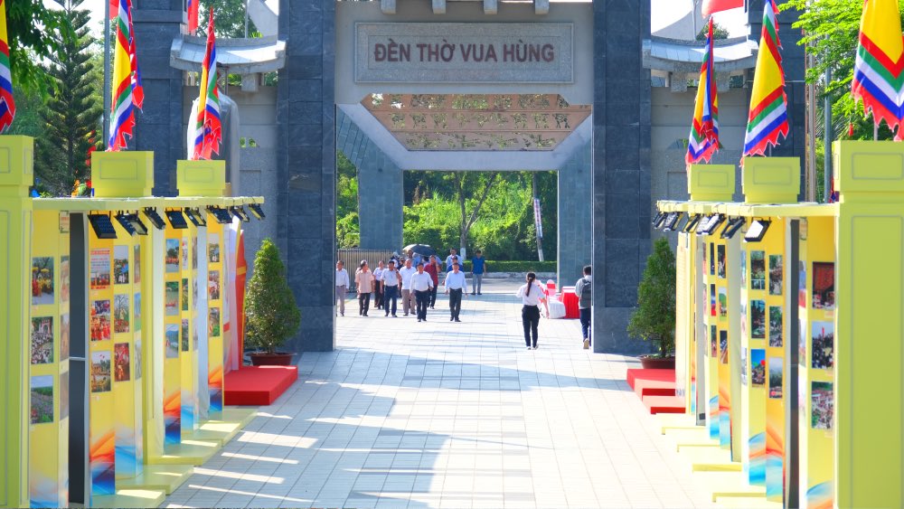 Không gian triển lãm được đặt ở lối vào Đền thờ Vua Hùng TP Cần Thơ, giúp người dân, du khách tiện tham quan, tích lũy kiến thức về Lễ hội truyền thống Việt Nam. Ảnh: Phong Linh. 