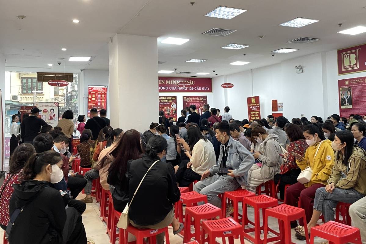 So với cùng thời điểm này tháng trước, cơ sở mở rộng của tiệm vàng chật kín khách giao dịch. Ảnh: Hạ Linh 