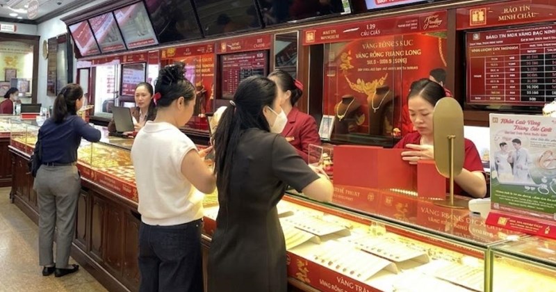Giá vàng nhẫn tiếp tục giảm, cửa hàng giới hạn bán