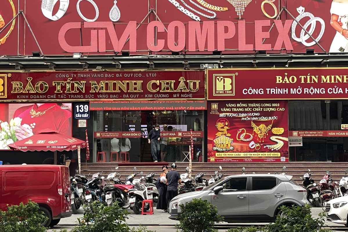 Lượng khách hàng giao dịch có phần nhộn nhịp hơn những ngày đầu tuần. Ảnh: Phan Anh 