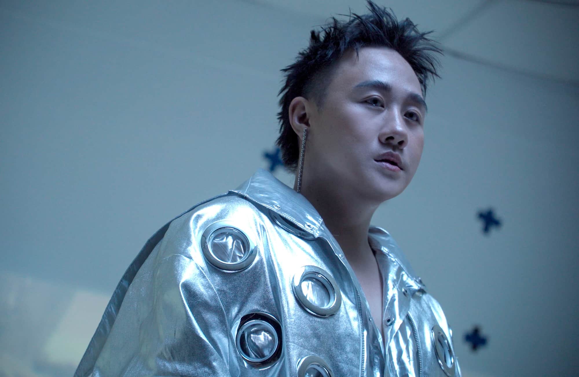 Nam ca sĩ Trung Quân Idol. Ảnh cắt từ MV