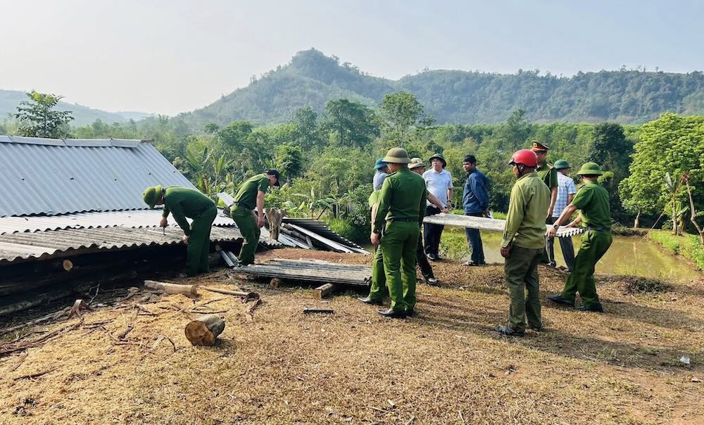 Các lực lượng hỗ trợ người dân khắc phục thiệt hại. Ảnh: Công an xã Tà Rụt