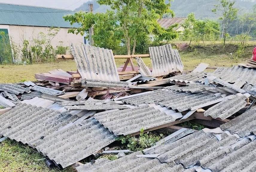 Houses heavily damaged after the tornado. Photo: Ta Rut Commune Police