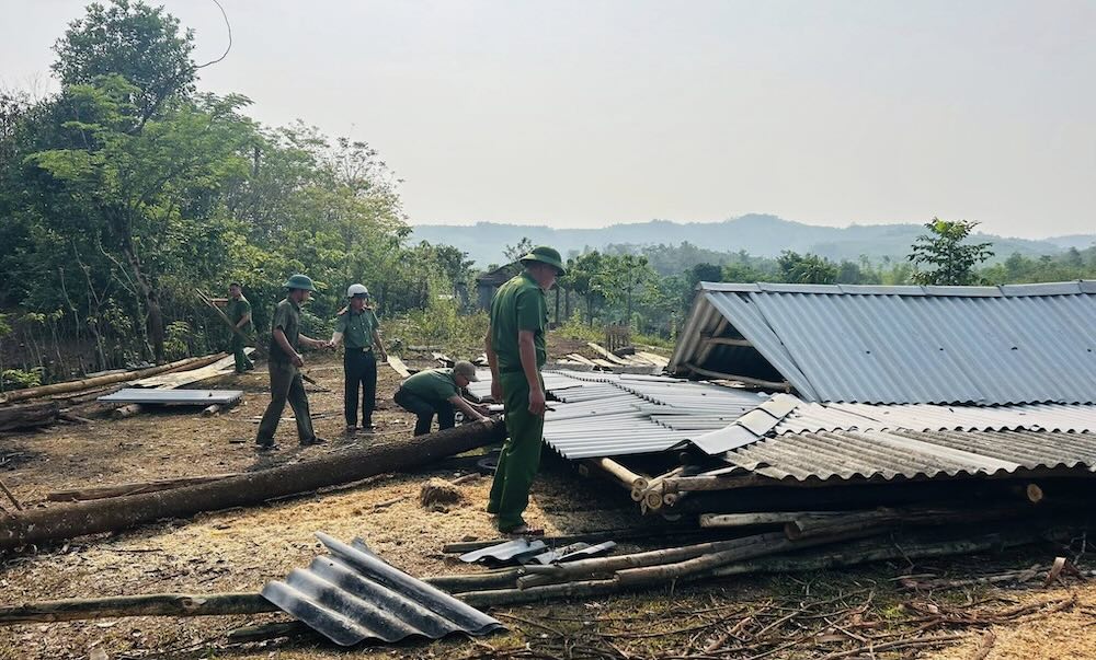 Lực lượng Công an xã Tà Rụt đến hiện trường giúp đỡ bà con. Ảnh: Công an xã Tà Rụt