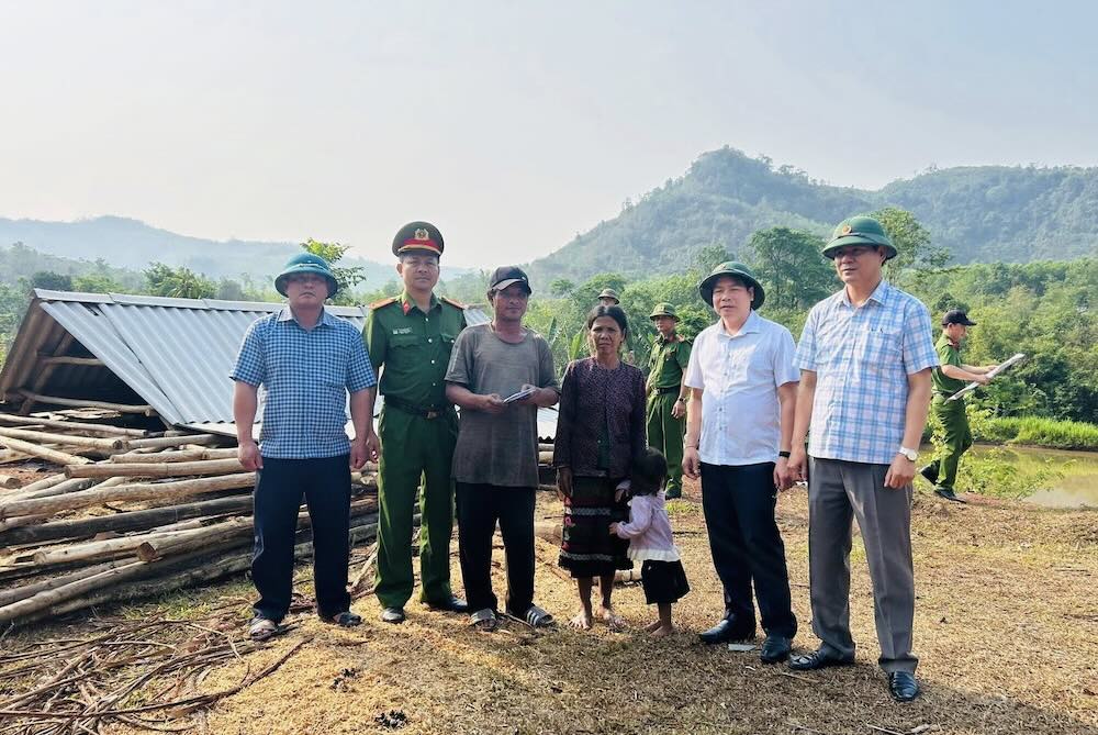 Lãnh đạo xã Tà Rụt trao hỗ trợ, động viên người dân bị thiệt hại tài sản. Ảnh: Công an xã Tà Rụt