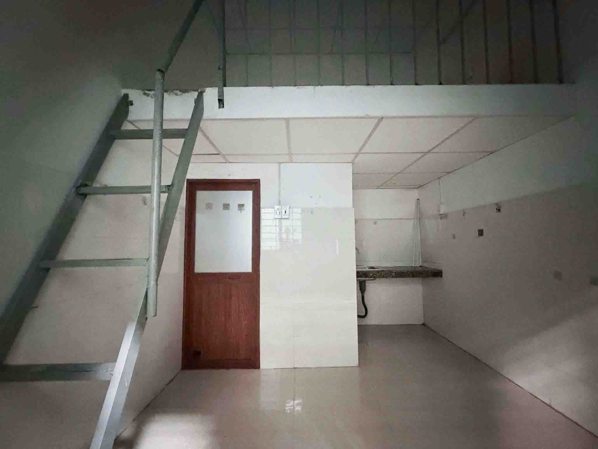 Nhiều khu nhà trọ xuống cấp, tiềm ẩn rủi ro mất an toàn về điện, cháy nổ và an ninh trật tự.