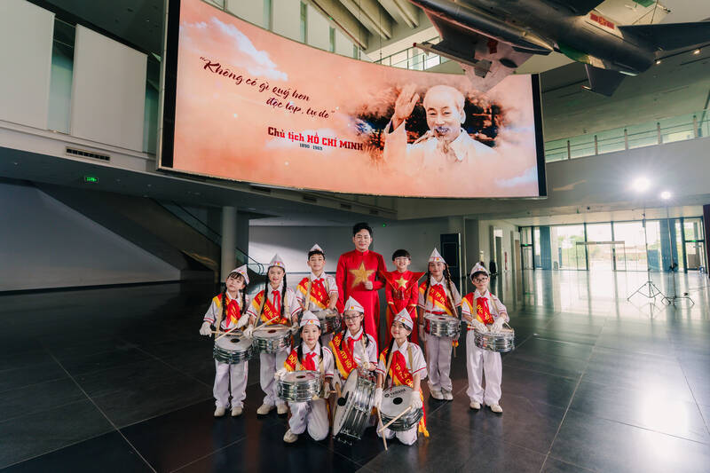 Artist Tung Duong with Xe Xe and children at the Vietnam Military History Museum. Photo: Character provided
