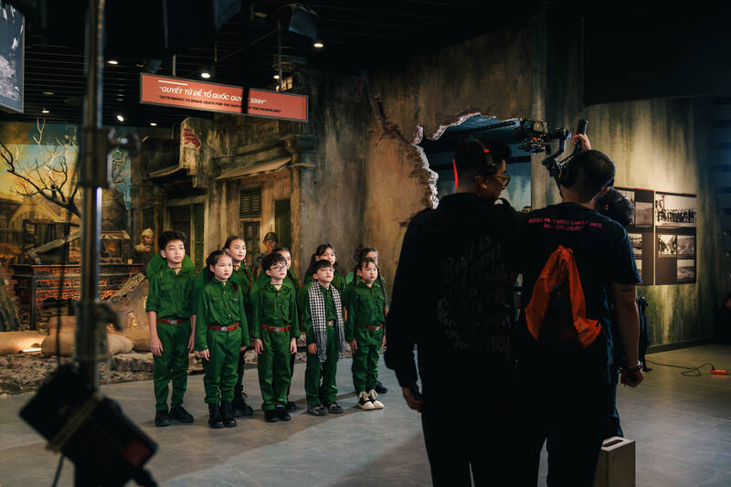 Các em thiếu nhi tham gia ghi hình trong không gian tái hiện bối cảnh lịch sử. Ảnh: Nhân vật cung cấp