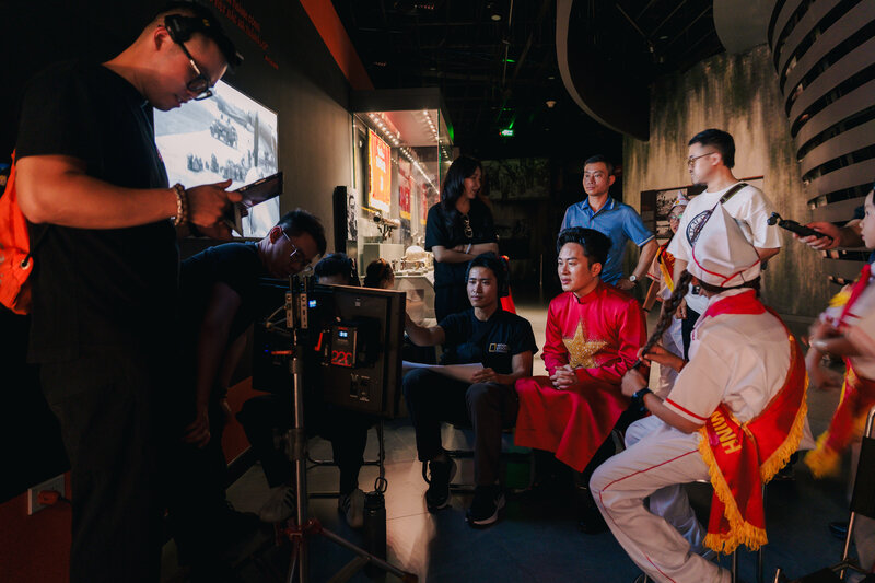 Ê-kíp trao đổi trong quá trình ghi hình MV “Có Bác trong tim”. Ảnh: Nhân vật cung cấp