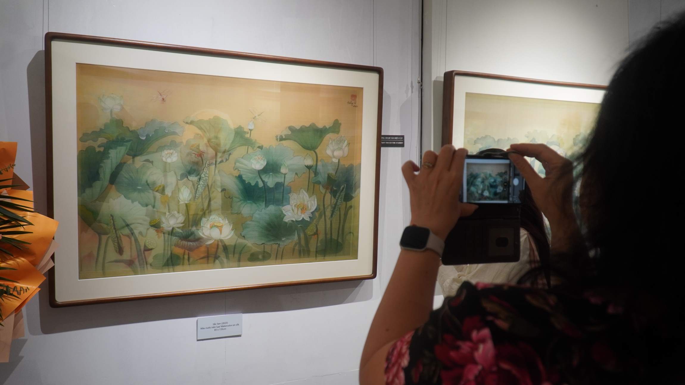 Người dân thích thú trải nghiệm triển lãm. Ảnh: Minh Vũ