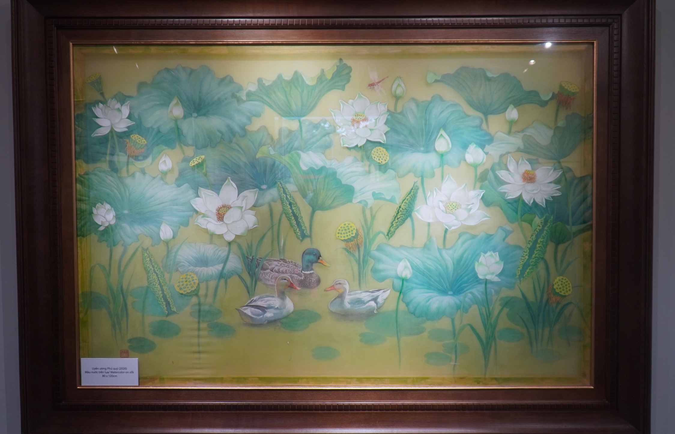 “Sen tháng Năm” trưng bày khoảng 40 bức tranh về hình tượng hoa sen. Ảnh: Minh Vũ