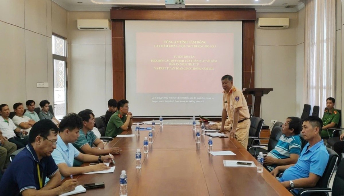 Cảnh sát Giao thông tuyên truyền nâng cao ý thức chấp hành an toàn giao thông của các lái xe đưa đón công nhân. Ảnh: Công an 