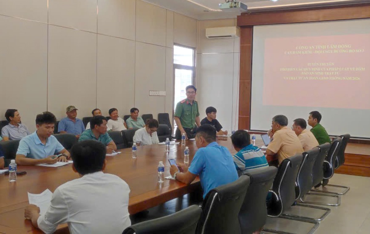 Công an xã Hàm Kiệm tuyên truyền về các quy định pháp luật. Ảnh: Công an 