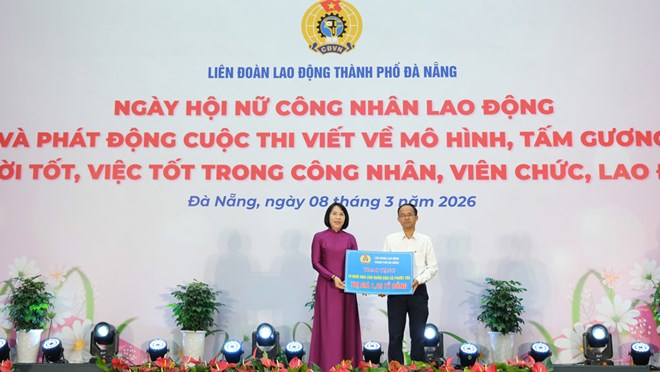 Leaders of the Da Nang City Labor Federation present symbolic plaques to support the construction of 10 Great Solidarity Houses for the people of Phuoc Tra commune. Photo: Da Nang Trade Union