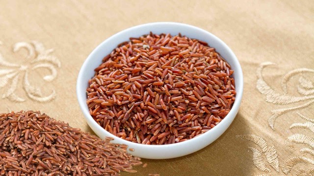 Brown rice is a good choice but should not be used to completely replace other grains, and should be combined with a variety of foods to ensure good health. Graphic photo: Huong Son