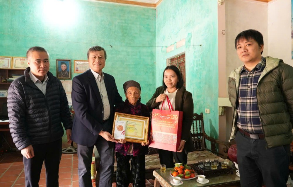 ハノイのハバンコミューンで、90歳以上の労働者の両親にテト(旧正月)の挨拶をする郵便通信産業技術株式会社労働組合。写真では、クアン氏が左から2番目です。写真:NVCC