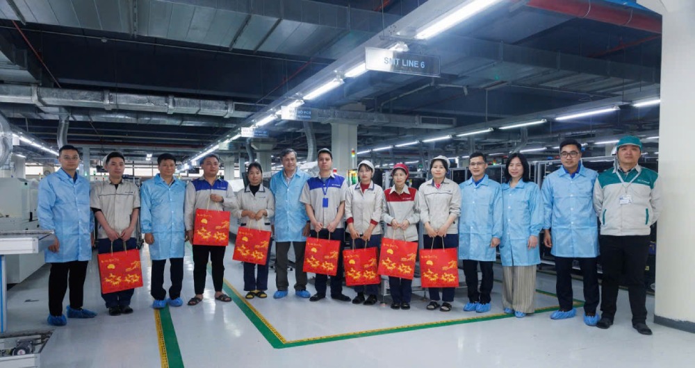 Đảng ủy Tập đoàn VNPT, Công đoàn Công ty Cổ phần Công nghệ Công nghiệp Bưu chính Viễn thông chúc tết lao động có hoàn cảnh khó khăn dịp Tết Bính Ngọ. (Trong ảnh, ông Quân đứng thứ 6 từ trái qua). Ảnh: NVCC