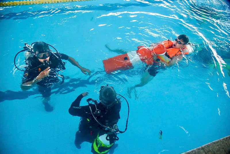 Phòng Cảnh sát phòng cháy, chữa cháy và cứu nạn, cứu hộ Công an thành phố Đà Nẵng đã tổ chức huấn luyện chuyên sâu kỹ năng bơi lặn cho Tổ chữa cháy và cứu nạn, cứu hộ đặc biệt tinh nhuệ. Ảnh: CATP 