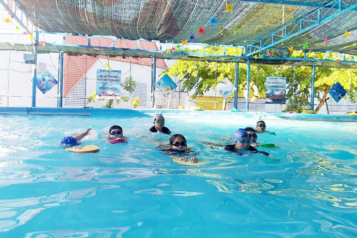 Nhiều gia đình cho con học bơi từ khi còn nhỏ và duy trì mỗi dịp hè, vừa rèn luyện sức khoẻ vừa nâng cao các kỹ năng bơi lội. Ảnh: Trần Thi