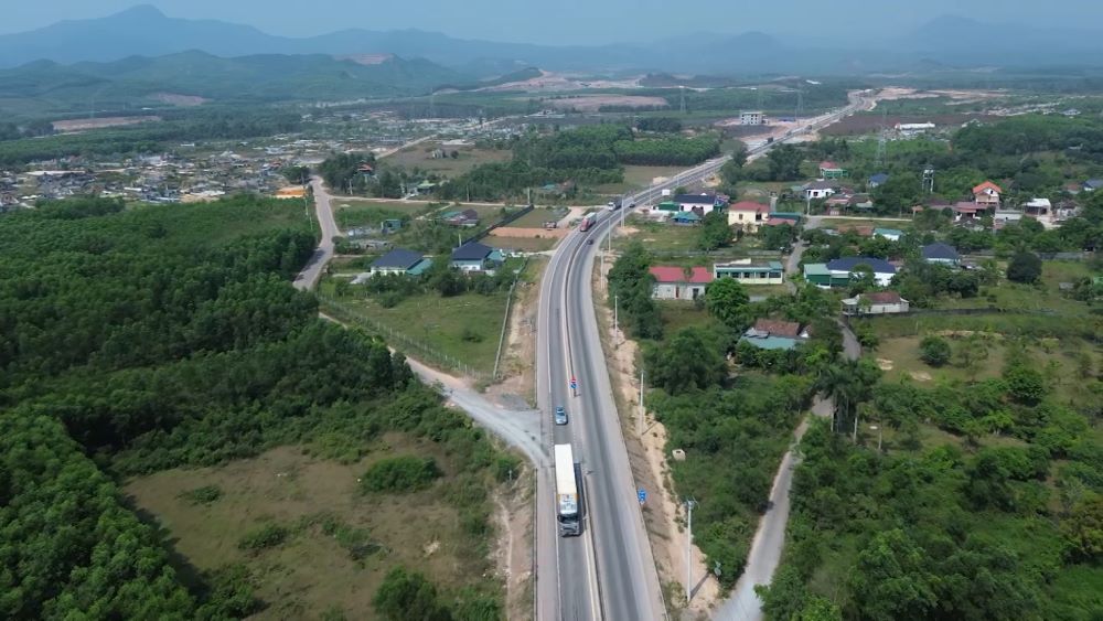 The North - South expressway section Vung Ang - Cam Lo is temporarily closed in some sections to install long mon trellises, serving the monitoring and toll collection system. Photo: Thanh Trung