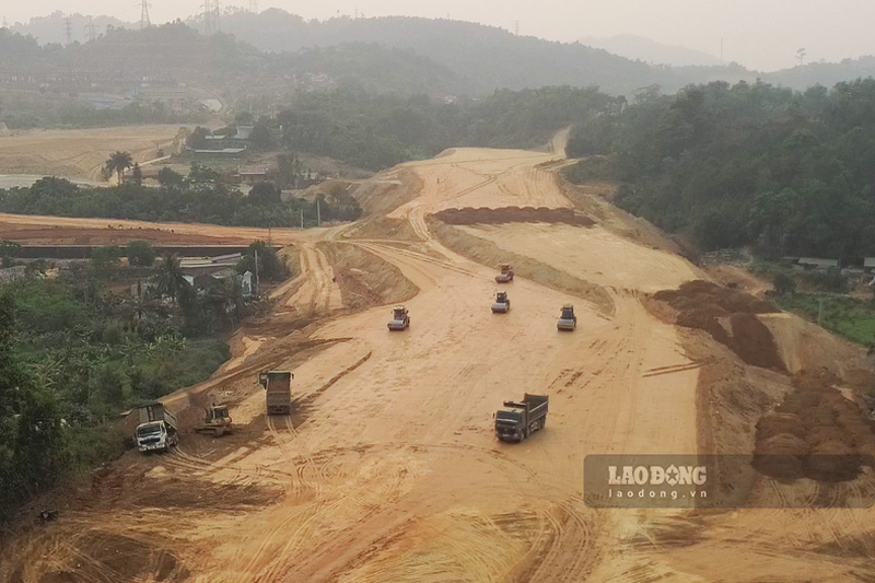 Overview of the Tran Hung Dao Avenue construction site stretching in Lao Cai. Photo: Dinh Dai