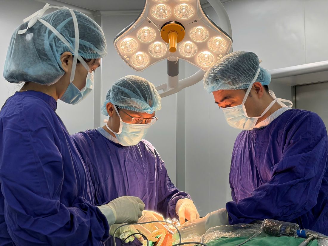 Ê-kíp Vinmec Nha Trang thực hiện phẫu thuật nội soi tuyến giáp qua đường tiền đình miệng cho bệnh nhân ung thư tuyến giáp.