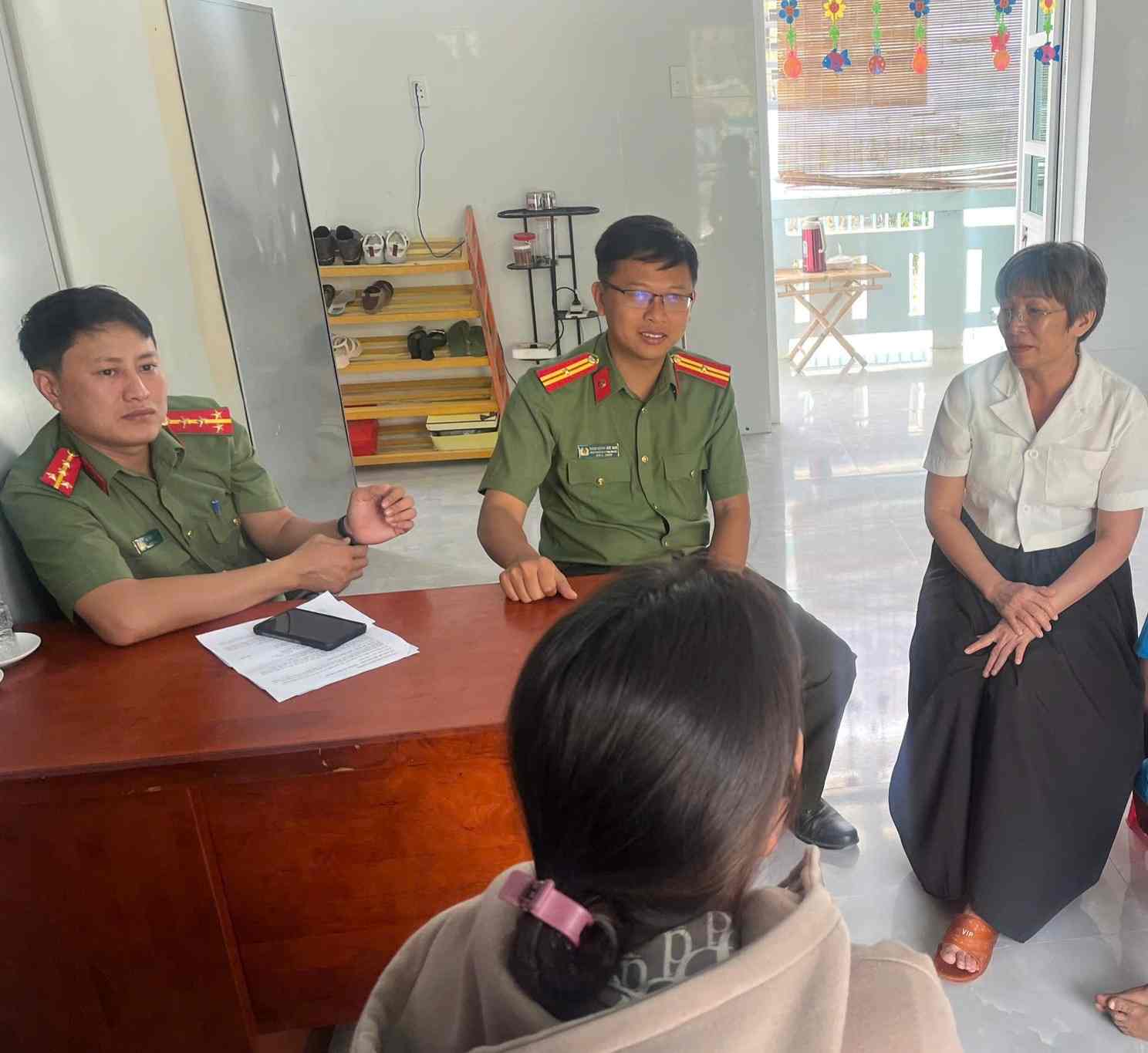 Police officers sponsor 2 young children studying at Phuoc Trung Kindergarten. Photo: My Son Police