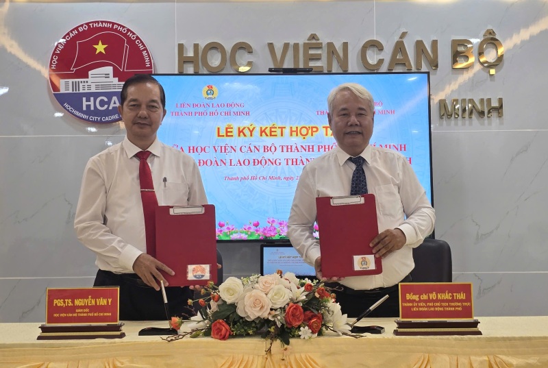 Representatives of the Ho Chi Minh City Labor Federation and the Ho Chi Minh City Academy of Cadres sign a memorandum of understanding to improve the political and professional qualifications of trade union officials. Photo: Nam Duong