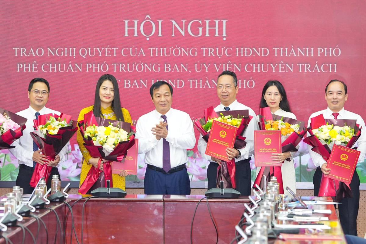 Chairman of the City People's Council presents the resolution approving cadres of the Boards of the City People's Council of the XVII term, 2026 - 2031. Photo: Hai Phong e-Portal