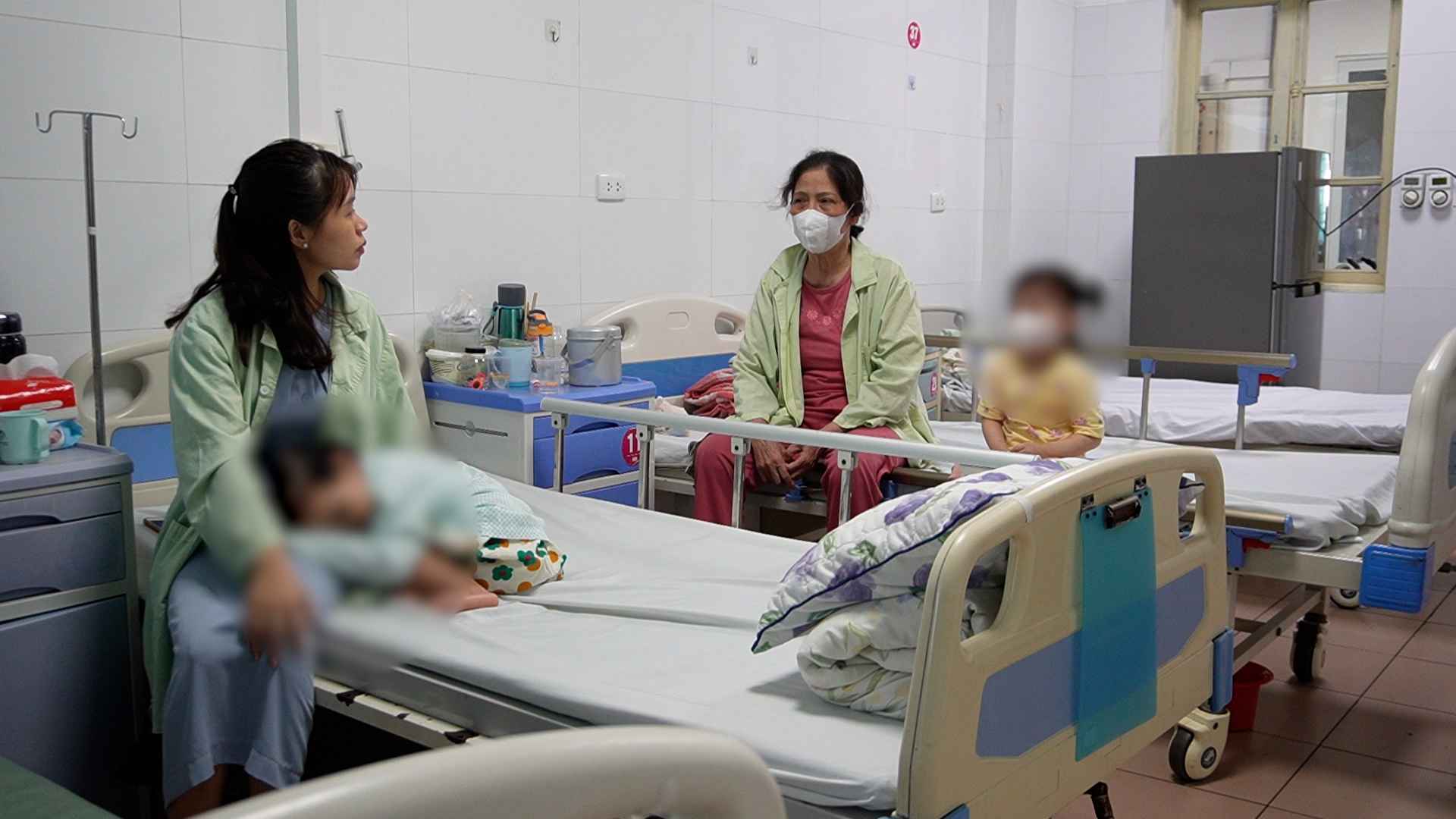 The 27-month-old baby has hand, foot and mouth disease 3 times, sometimes without fever, without rash. Photo: Hanh Thom