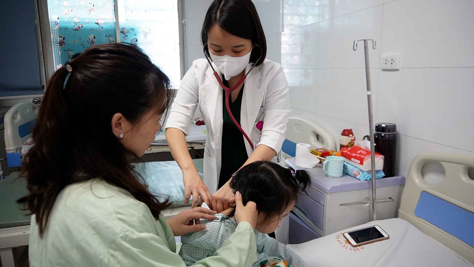 Bệnh tay chân miệng hiện chưa có thuốc điều trị đặc hiệu, việc điều trị chủ yếu nhằm kiểm soát triệu chứng và theo dõi sát nguy cơ biến chứng. Ảnh: Hạnh Thơm