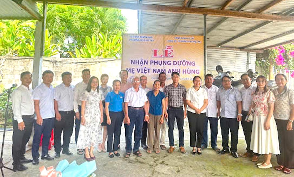 Gami Hoi An grassroots trade union (under Hoi An Ward Trade Union) receives support for Vietnamese Heroic Mother Nguyen Thi Ky. Photo: Hoi An Trade Union