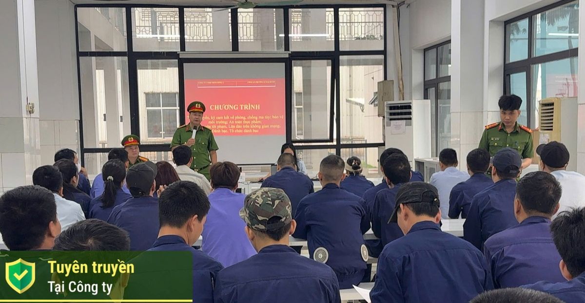 Le Dai Hanh Ward Police organize propaganda and dissemination of laws at Dong A Aluminum Co., Ltd. Photo: Hai Phong Police