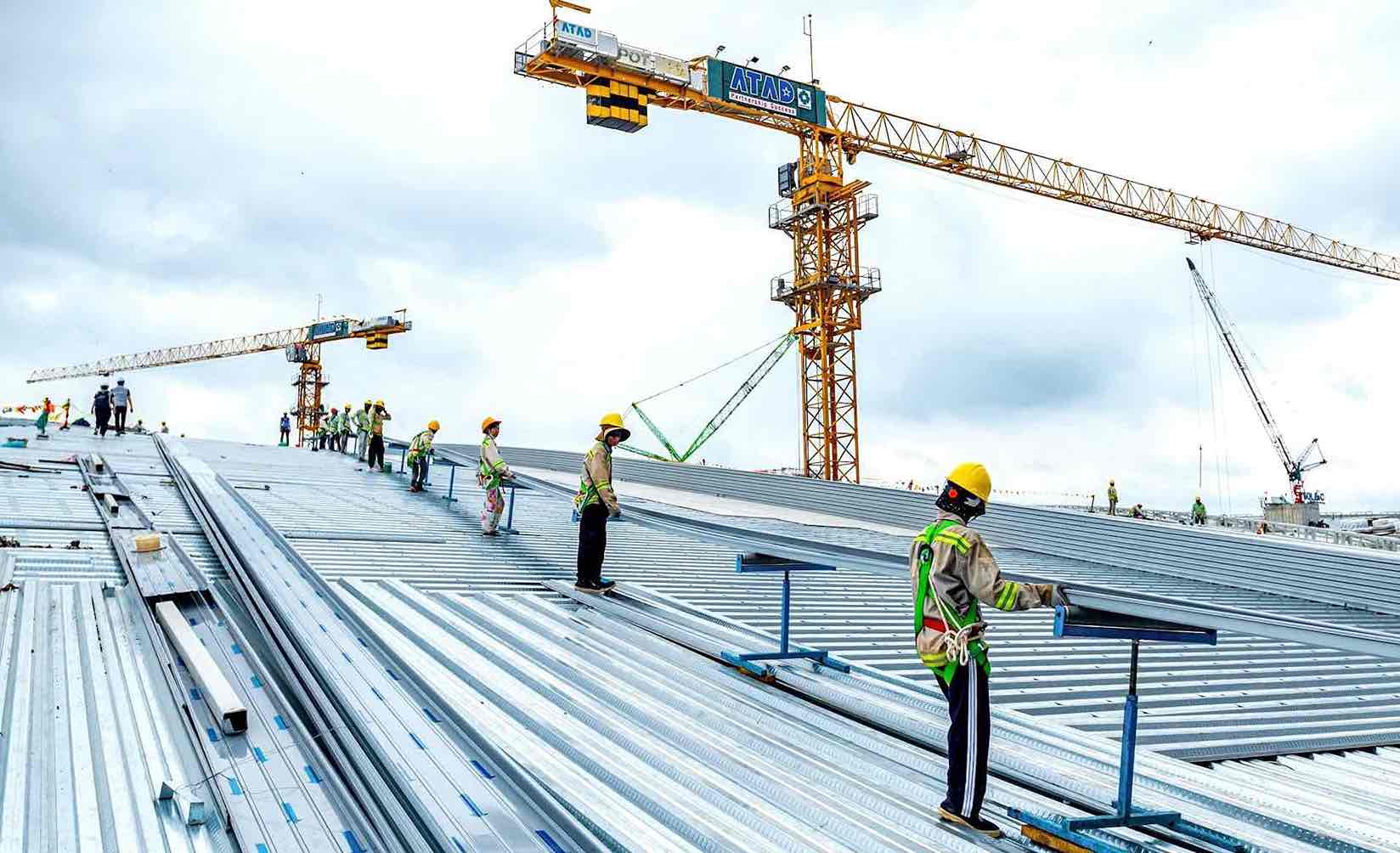 Thi công mái nhà ga hành khách sân bay Long Thành. Ảnh: HAC