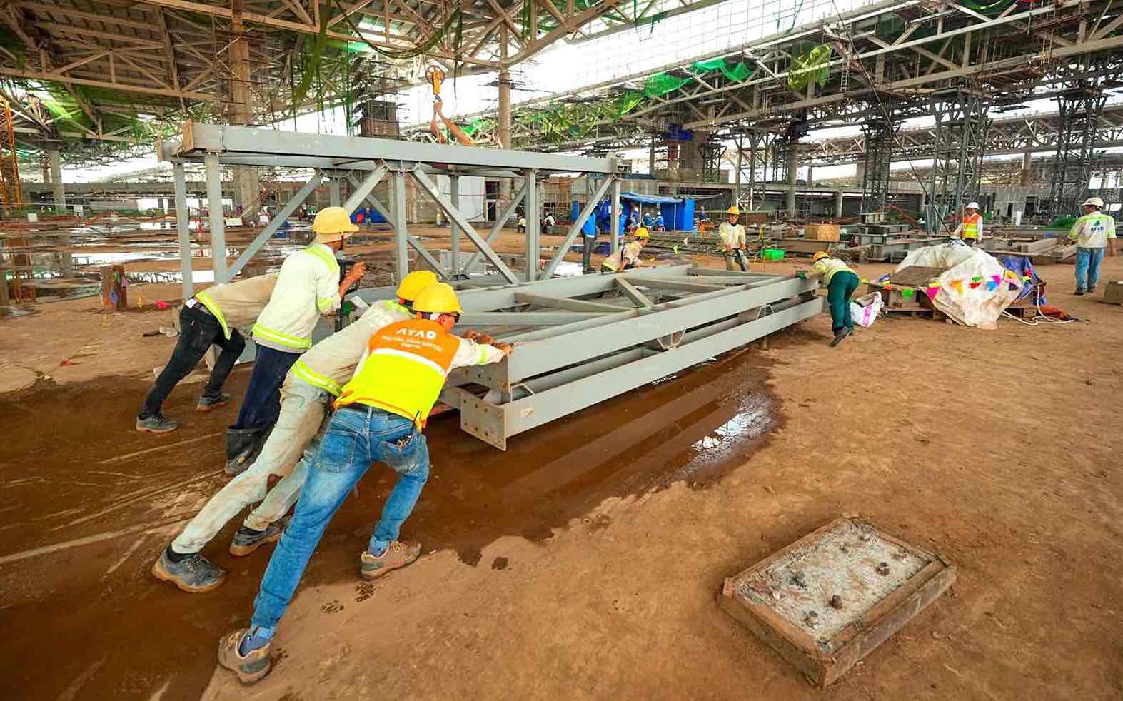 ロンタイン空港旅客ターミナルのパッケージ5、10で建設作業を行う労働者。写真:HAC