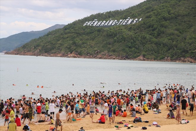 What sunscreen items are needed for beach tourism during holidays? Photo: Dinh Phung
