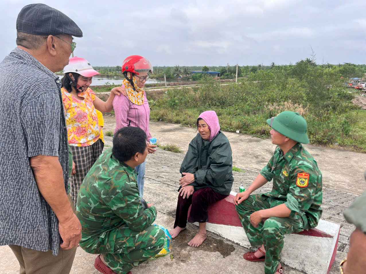 Elderly woman escapes after being trapped in the sea. Photo: Hung Thang Commune Political - Administrative Center