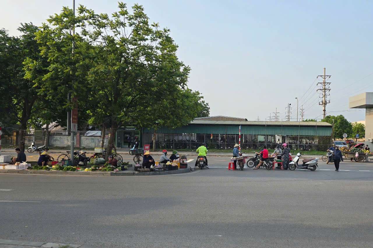 Người dân lập chợ "cóc" buôn bán hàng hóa ngay trước cổng số 2 Khu công nghiệp Gián Khẩu, tỉnh Ninh Bình. Ảnh: Nguyễn Trường