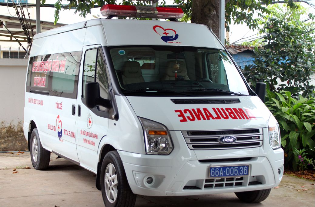 Xe chuyển bệnh tại Trạm Y tế xã Tân Phú. Ảnh: Thanh Mai