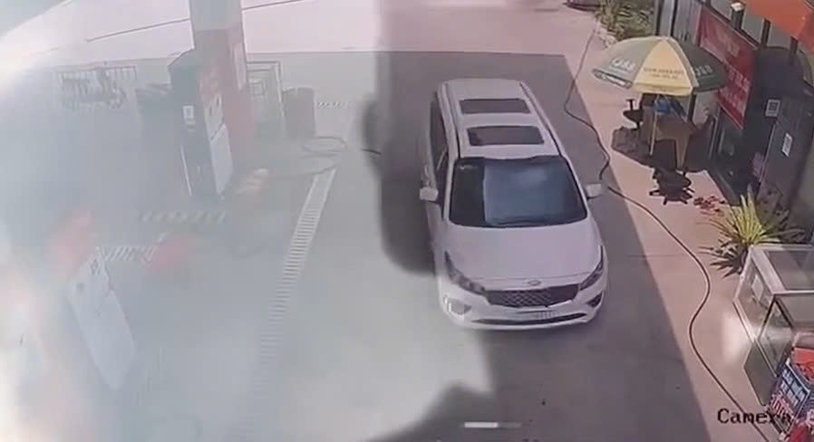 Thời điểm xảy ra vụ việc. Ảnh cắt từ clip bạn đọc cung cấp